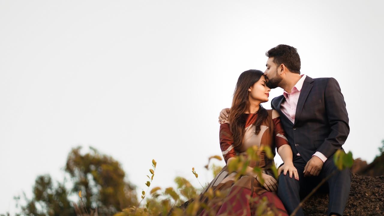 Romantic kiss shayari