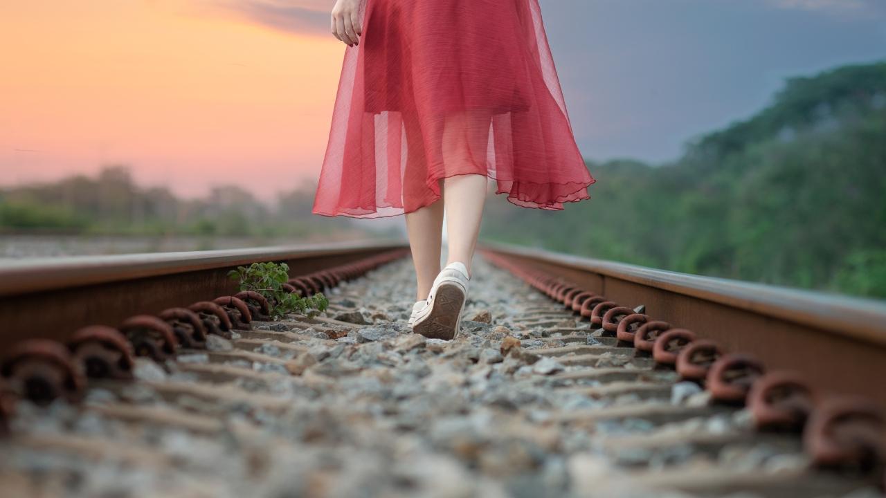 Akeli Lrki ki shayari